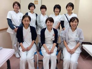 スタッフが並ぶ休憩室  