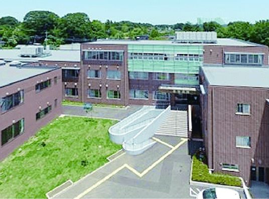 外観とスロープのある建物  