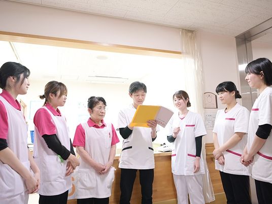 スタッフ研修の様子が見えるロビー  