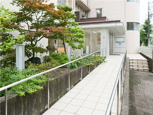 建物入口前のスロープ  