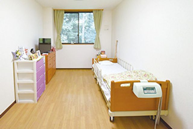 ゆったりとした居室 居室 明るい窓と清潔感のある家具が整った個室です。快適な日々を過ごせる空間が広がっています。