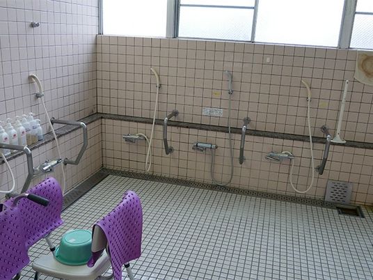 浴室の手すりと洗い場  