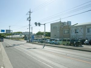 道路沿いの建物外観  
