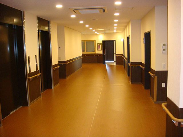 広い廊下のイメージ 廊下 手すりが設けられた広々とした廊下です。移動が容易で、安心してお過ごしいただけます。