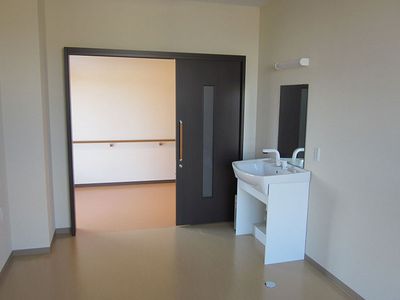 洗面台が備わる居室