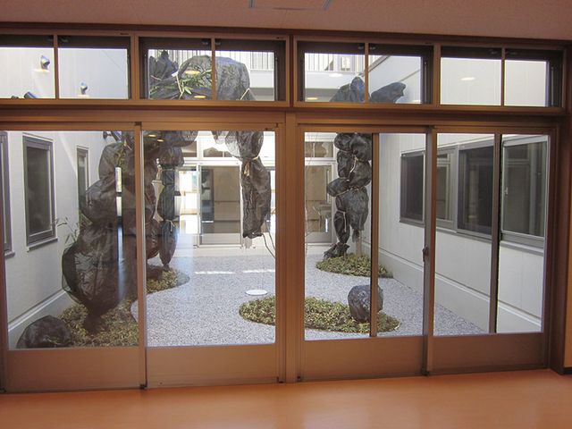 明るい中庭の眺め 中庭 趣のある庭園を望む落ち着ける場所です。ガラス越しに自然光が入り、穏やかな時間が流れています。
