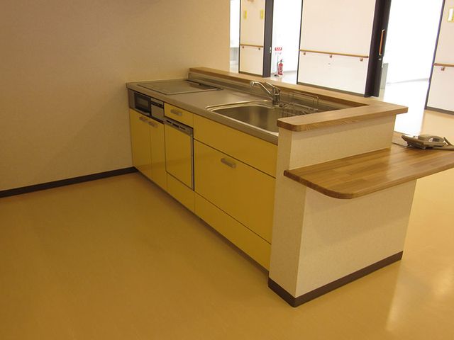清潔なキッチンカウンター キッチン 実用的で清潔感のあるキッチンスペースを備え、自炊を楽しむこともできます。安全に配慮された設計です。