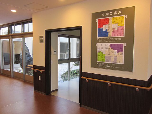 ゆったりとした廊下 廊下 手すりが設置された温かみのある廊下です。余裕をもって歩行できる空間が確保されています。