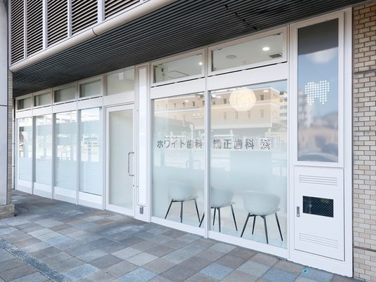 明るい外観の入口  