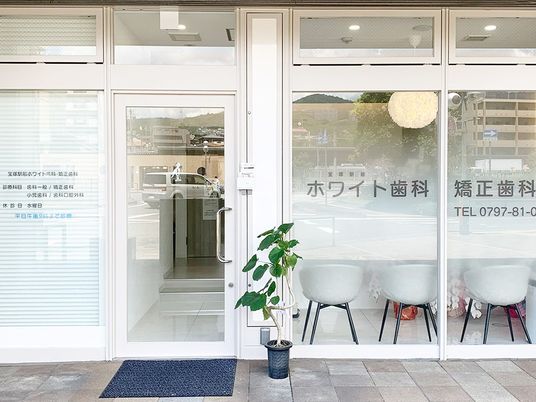 明るいガラス張りの玄関  