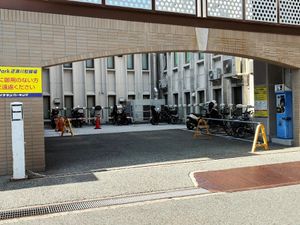 駐輪場のある外観  