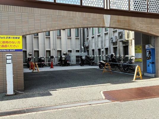 駐輪場のある外観  