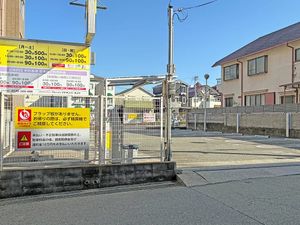 住宅街の駐車場出入口  