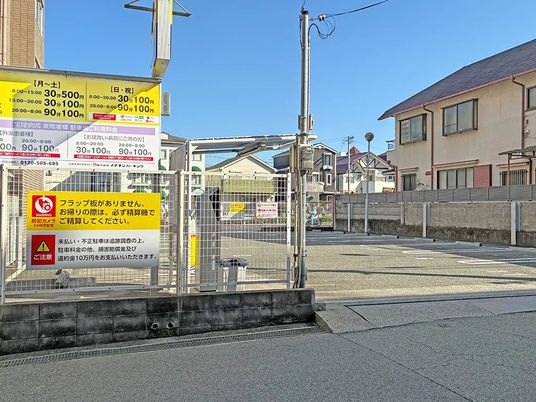 住宅街の駐車場出入口  