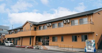 駐車場のある外観