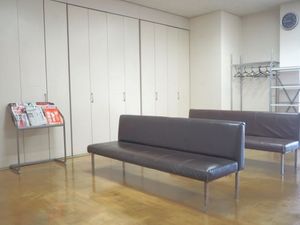 休憩室のベンチと収納棚  