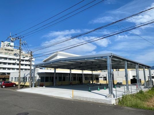 建物前の広い屋根付き外構  