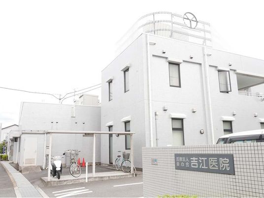 白い建物の外観  