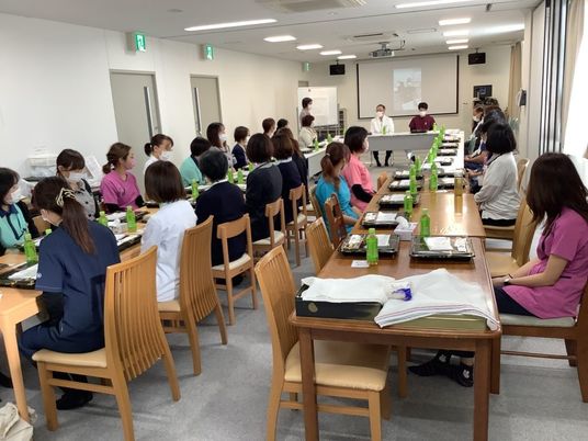 職員研修の食堂  