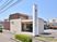 施設外観と看板  