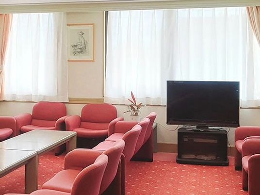 赤いソファのあるラウンジ  