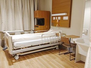 家具付きの明るい居室  
