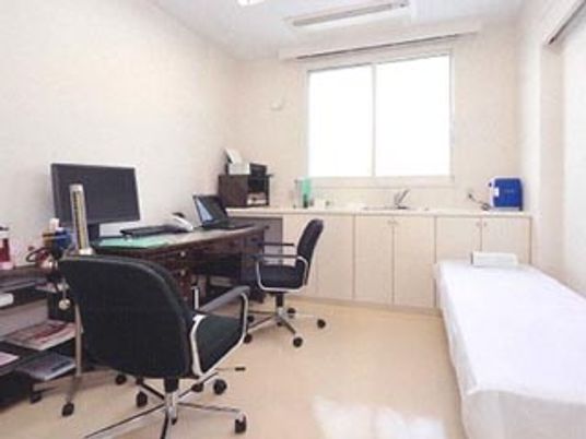 機能訓練室の机とベッド  