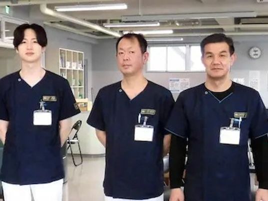 スタッフが並ぶ共有空間  