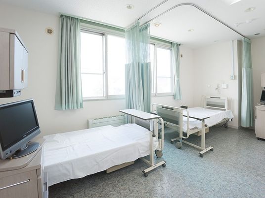 明るい二床の居室  