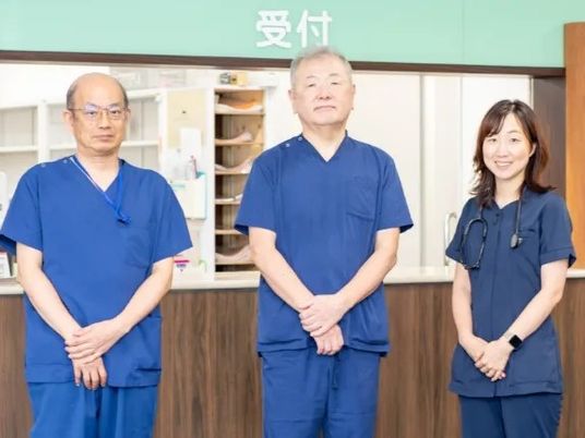 受付前に立つ職員  