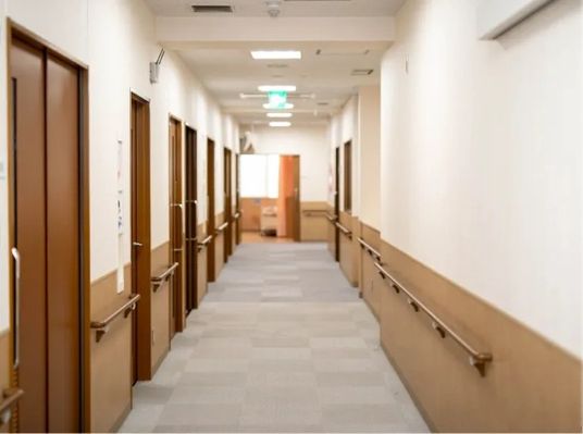手すり付きの廊下  