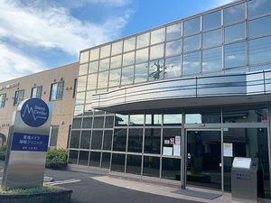 ガラス張りの建物外観  