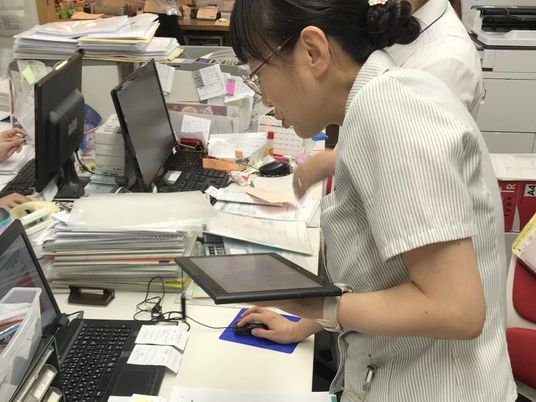 事務作業中の職員  