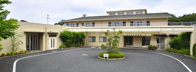 緑に囲まれた施設の外観