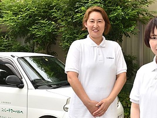 スタッフと車両の外観  