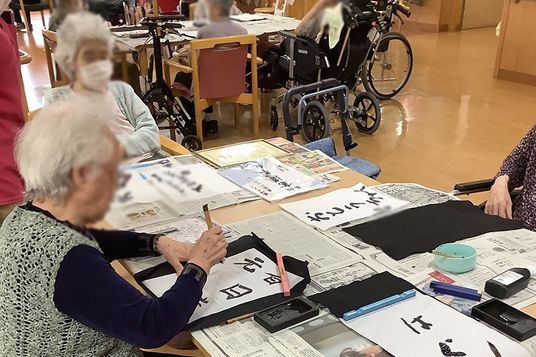 書道を楽しむ皆さん