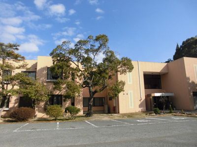広々とした施設の外観