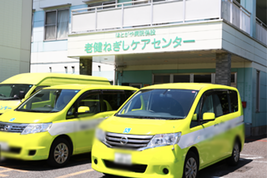 緑色の車両と建物の外観