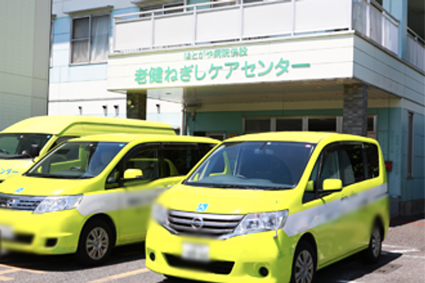 緑色の車両と建物の外観