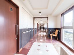 廊下が明るく広々としている