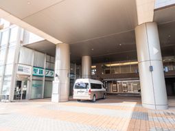入口付近と送迎車両