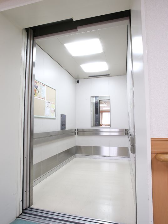 広々としたエレベーター