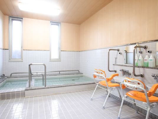 バリアフリー設計の浴室