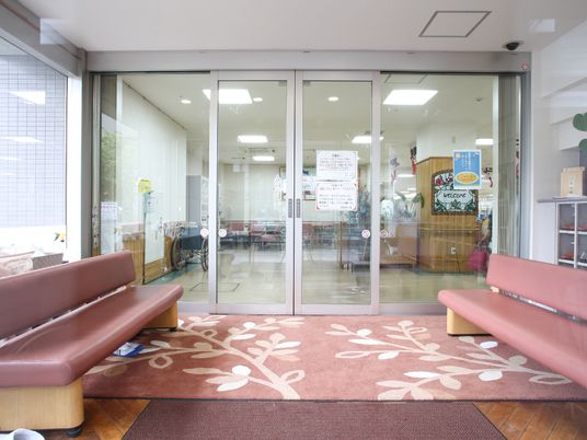 エントランスの明るい空間