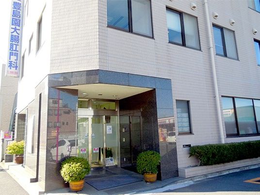 建物の正面玄関  