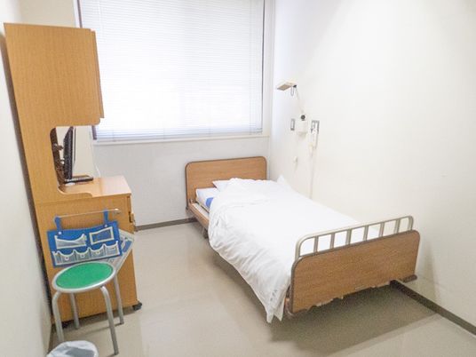 明るい居室のベッド  