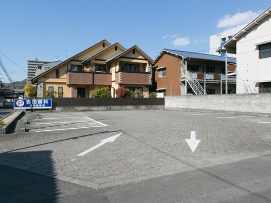 駐車場と建物外観  