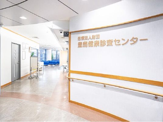 明るい廊下の案内表示  