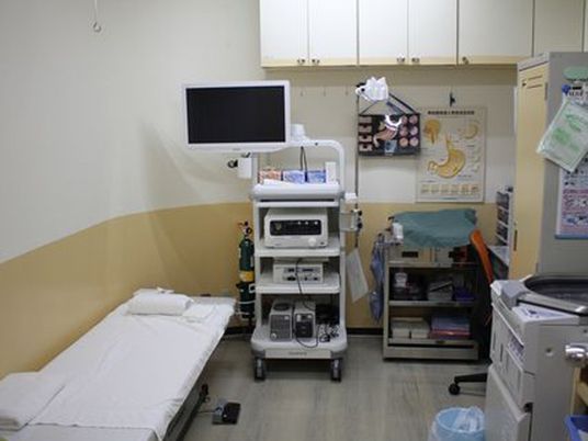 機器が並ぶ個室の診察室  
