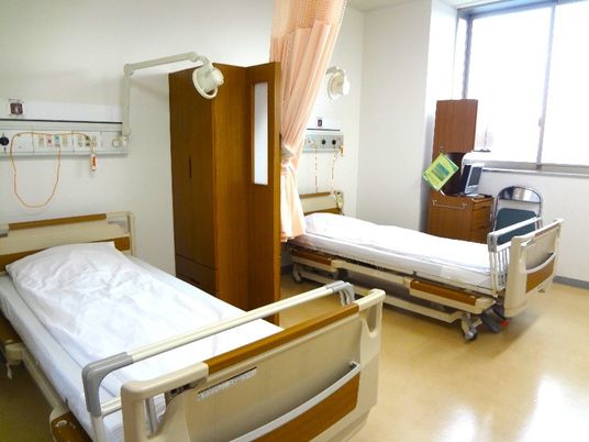 明るい個室の居室  
